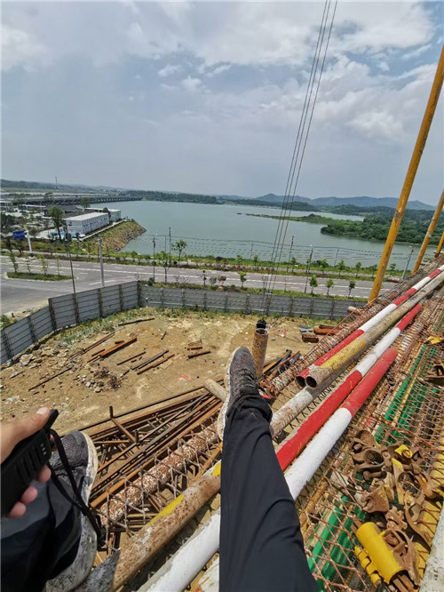 雁江区作业中发生设备损坏或人员意外，责任怎么划分？